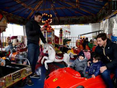 Assieme a Domenico ci sono altri due �principini� seduti su una Ferrari rossa...